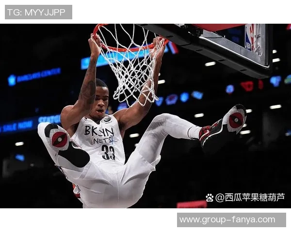 克拉克斯顿上半场表现惊艳7投5中砍下11分8篮板外线命中率完美